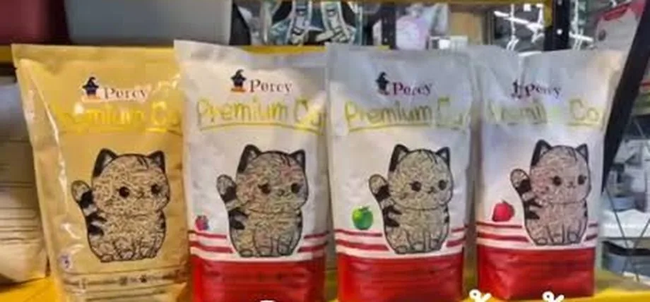 ถุง Percy Premium Cat หลายกลิ่นวางเรียงกันบนชั้นวาง